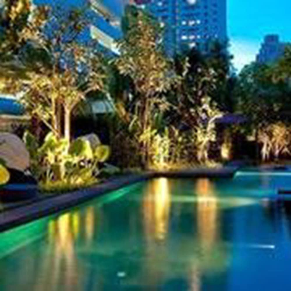 Отель Sora & Sukhumvit 4*